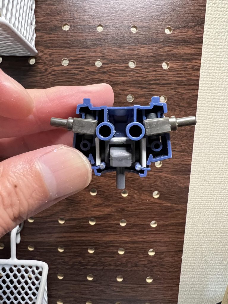 市販のボールジョイントをはめ込んで可動域を上げました。