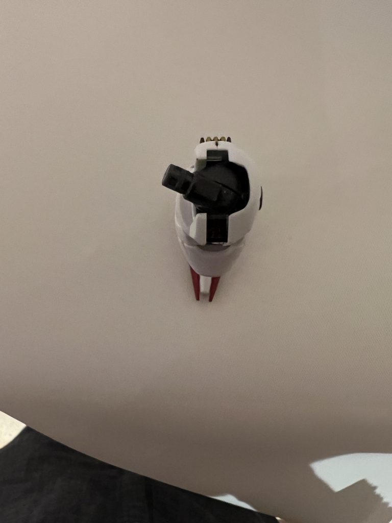 太ももを上から。股関節パーツを逆付けすると開脚に支障が出るので太ももの外側パーツの上部を大きく切り欠いてます。