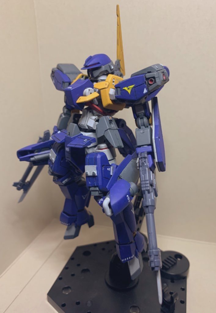 余剰パーツでトサカ、サイドブースターをでっちあげています。武器は色を買い忘れたので素組みです。