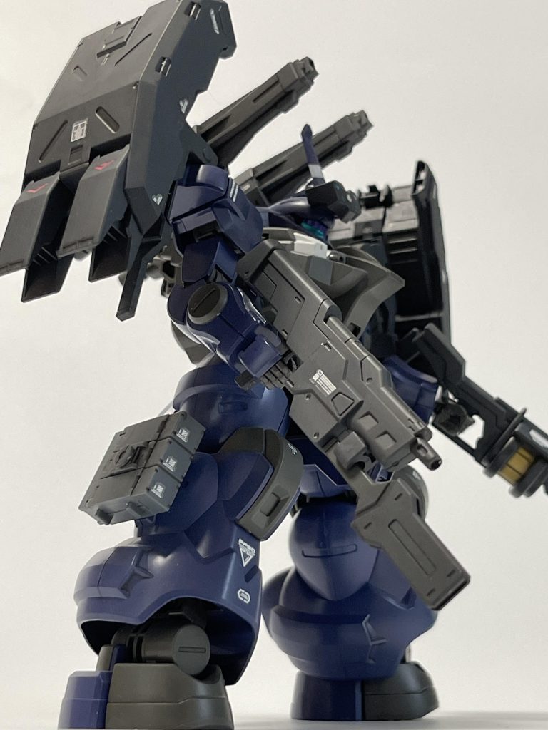 そんなカメラアイですが、ブラックライトで照らしてないとこんな感じで暗いです メタリックパープル&メタリックターコイズですね非点灯状態重視なら白地に塗装したほうが見栄えいいかもしれません 銀下地はライトの反射はいいですが暗くなりがち。銀はガイアノーツのスターブライトシルバーを使用