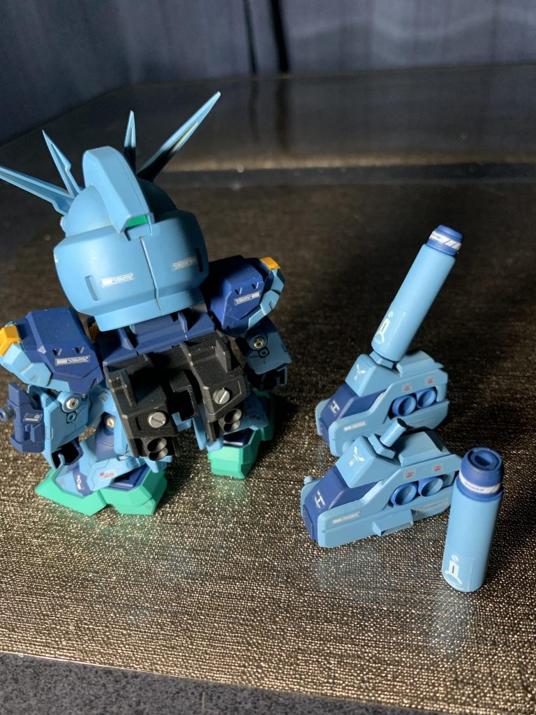 バックパックに接続できるインコムラックはプラ板とプラ棒にてフルスクラッチ。開閉機構までは再現できませんでしたが中々苦労しました。