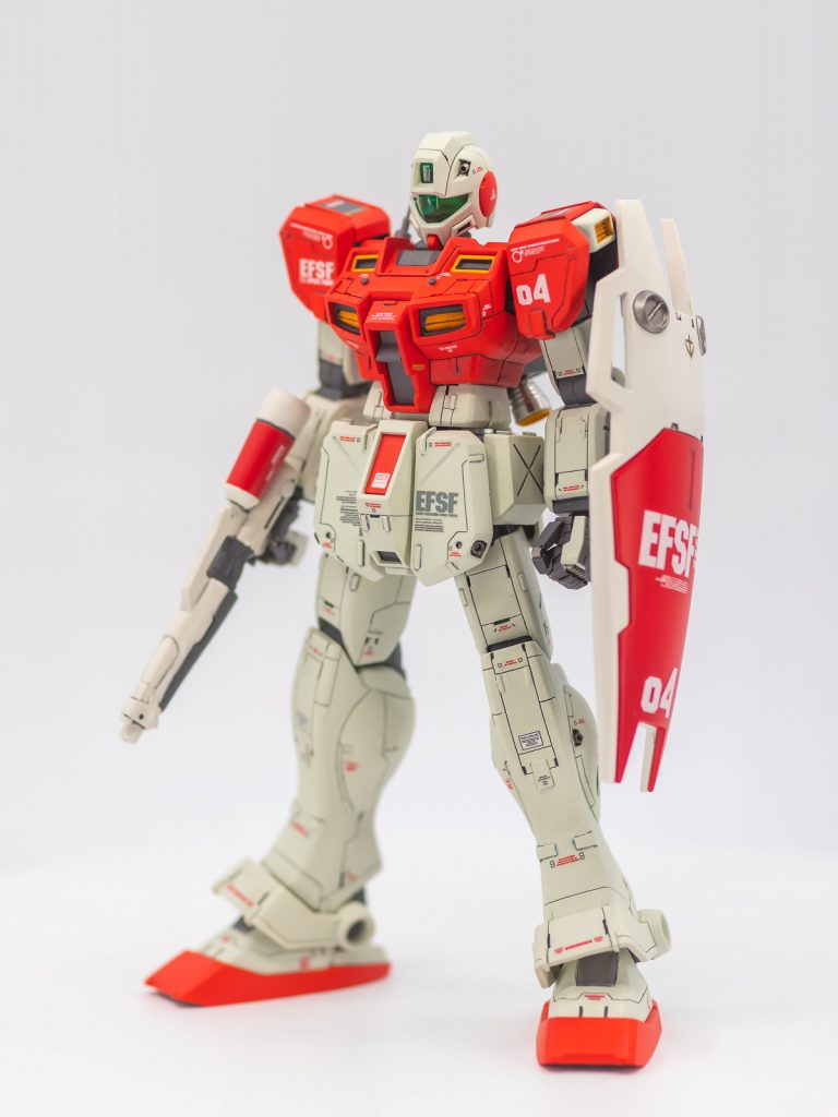 素組の状態は公式サイト等を見てもらうとして、仮組したときに思ったのはブレイキングバッドのポスターかってくらいのパンツマンな腰。ついでにちんちくりんな雰囲気。寸詰まりな胴。でもこれは出渕氏デザインの機体はそういった傾向があるので致し方なし。パーツ単位で見ると別に悪い造形ではないので若干の延長と位置ずらしで楽にシュっとするのではと着手。