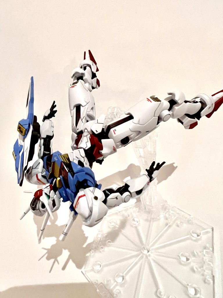 アクションベース5を使ってキービジュアルっぽいポーズにしてみたが…なんか撃墜されて漂ってる感じに 笑