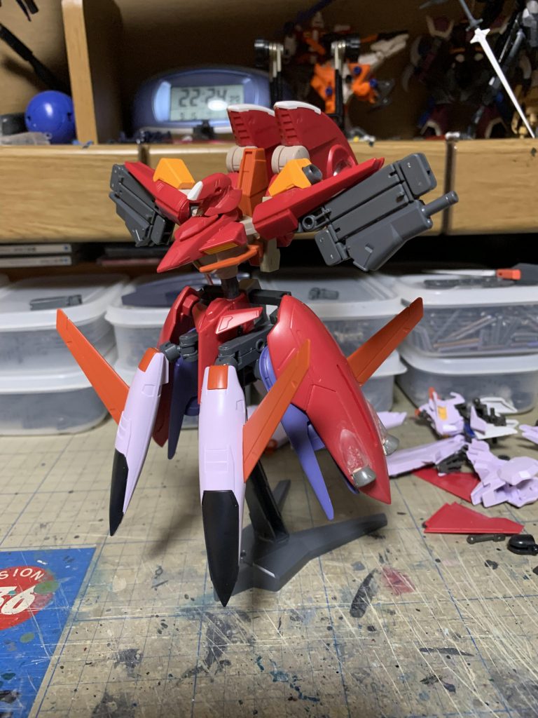 両腕は折りたたみ式の武器腕にしたかったので、パワアムのアームとチェンジリングライフルを組み合わせました。