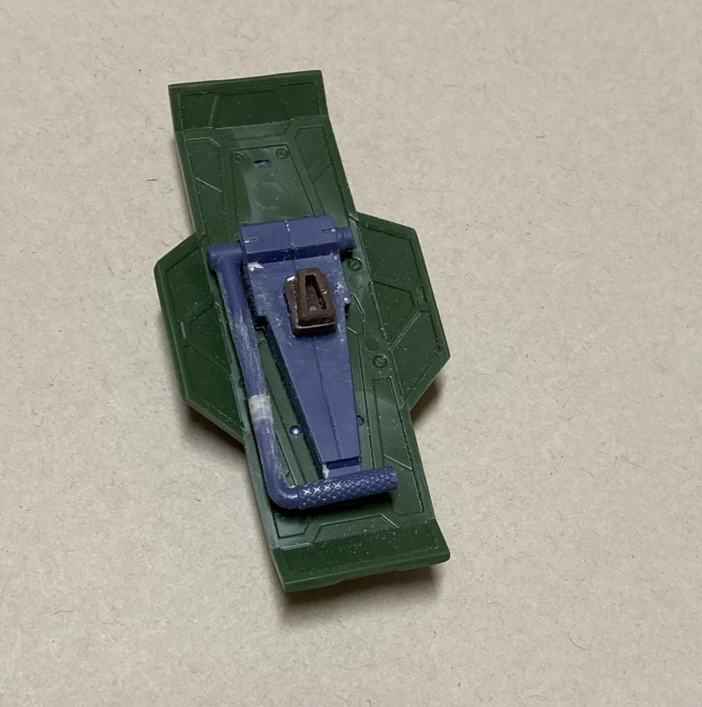 先ほど書いたシールドの2ミリ延長の写真です。接着だけでなく、1ミリ真鍮線を通しています。周りの隙間は瞬着パテで埋めました。