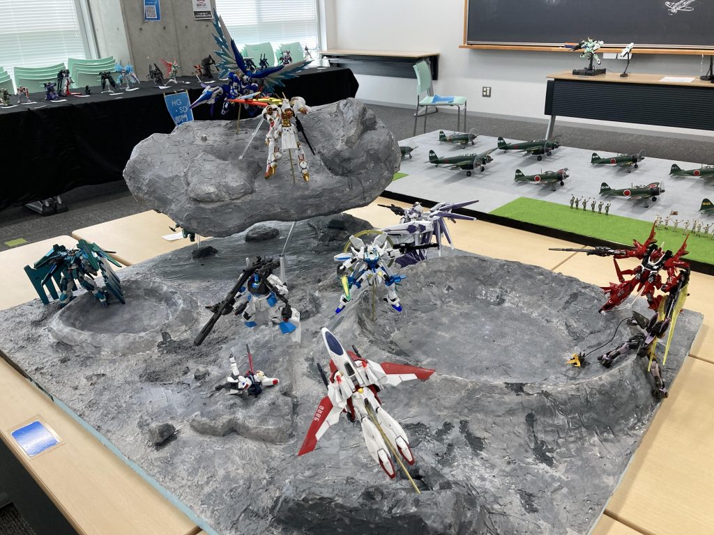 実はこのリック･ディアス、今月開催された大学の文化祭に向けて制作したものですウチの大学には模型部がありまして、その活動の一環として毎年大きめのジオラマを制作しているのです去年はコロナのせいで出来ませんでしたが、今年は人数制限付きで開催することができました😊