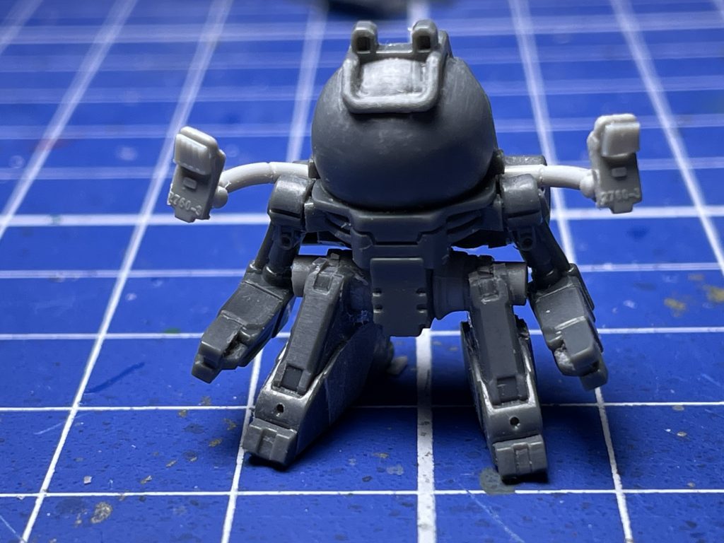 工作は、腕と脚の位置変更、スケモパーツによるディテールアップ、整面＆筋彫り直しなど。