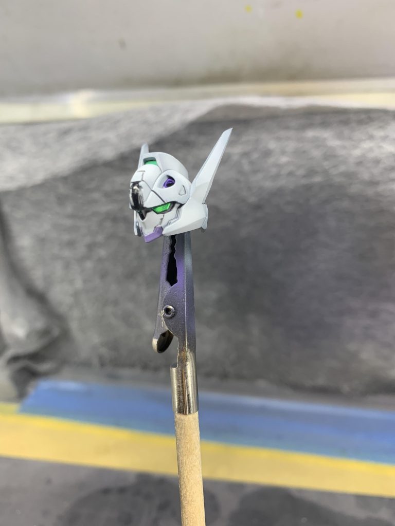 耳だけはシャープ化、厚みも薄くなる様削り込んでいます。頭部が真っ白で少し寂しかったのでアゴをパープルに