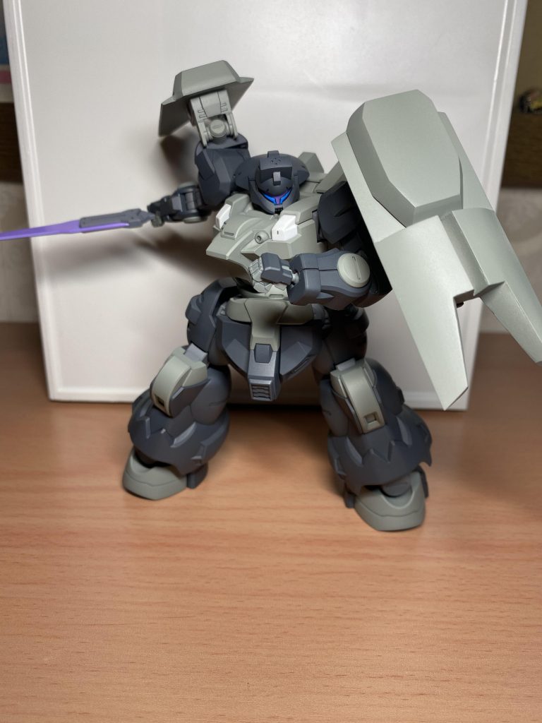 実戦使用なのでビームトーチの刃は紫で塗装しています。武器持ち手、握り手はMSGのノーマルハンド2020を改造して使用しています。