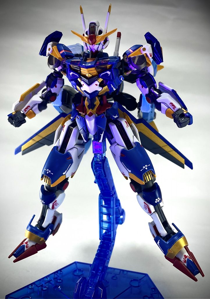 仁王立ち激シブエアリアルくん。エアリアルくんはおめめが大きめで可愛いですが、角度によってはこのような怒りの表情を作れるのがかっこいいですね。目が特徴的なので今回は蛍光塗料で光らせています。