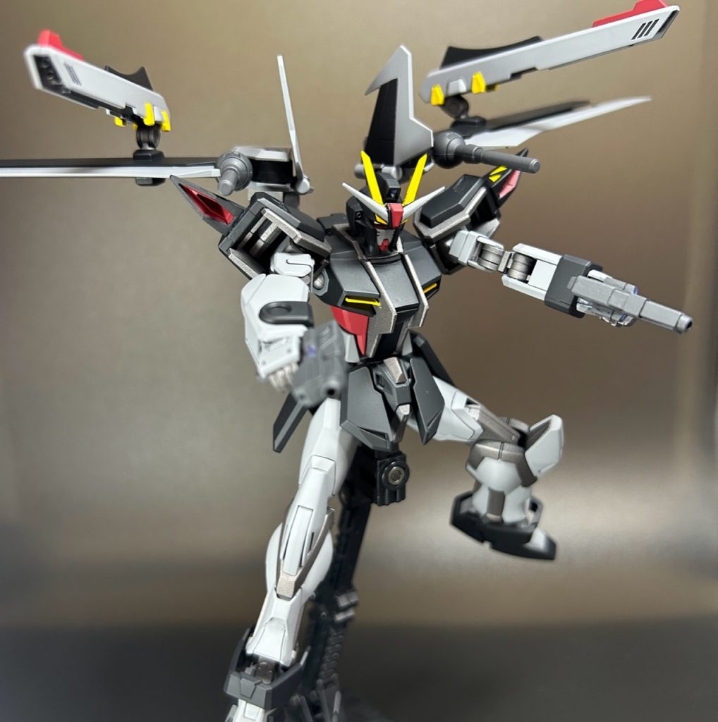 肩関節はHGストライクノワールの方が大きく跳ね上げることが出来てポージングしやすいですが、股関節は圧倒的にHGCEストライクの方が上。ノワールストライカーはそのまま接続可能です。