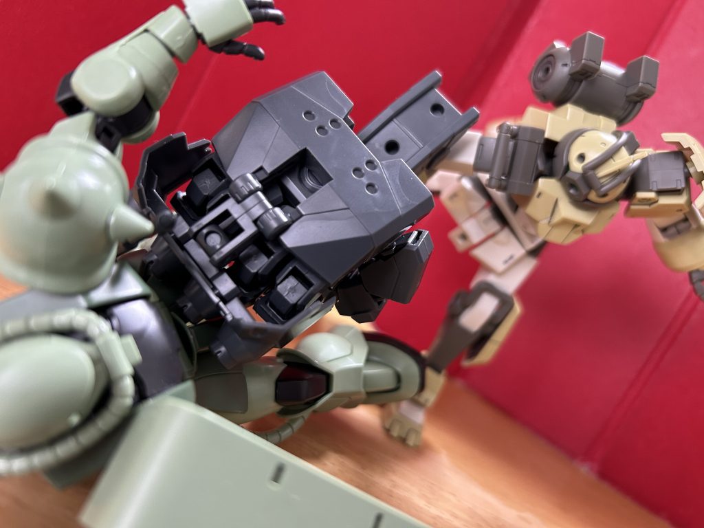 「必殺!スペーシアンブチ転がしたるナックル!!!!!!」ディランザをまだ組んでないのでザク君に振り下ろされる拳!!!!かなり遊べるキットだなと思いました。今後出る水星キットも楽しみですね!