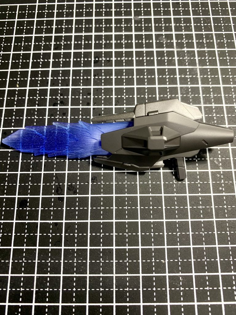 箱絵の雰囲気を出せる様にホワイトでグラデーション後、エア圧をギリギリまで下げ、吐出全開でドロップになる様に吹き付け、粒子っぽく輝いて見える様に塗ってみました。