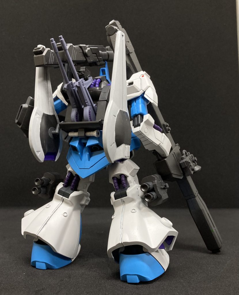 まずは全体像をば本来のリック･ディアスにはない色んなものがくっついてますね笑これにはちゃんと理由がありまして…本来であれば特に改造をすることも無く普通に色変えだけで済ますつもりだったのですが、肩のベルトパーツを失くしたことをきっかけに色々と改造が始まりました(後に無事見つかる)とりあえずパーツが無いではやっていけないので、コトブキヤのMSGのシールドに付属していたガトリング砲をでっち上げで取り付けその後、｢原型が保てなくなったんだったら思い切って…｣ということでジャンクで購入したドムのビームバズーカを装備(パーツが少し足りなかったので細部がほんの少し違います)し、これで小改造は終了‼️…のはずだったんです