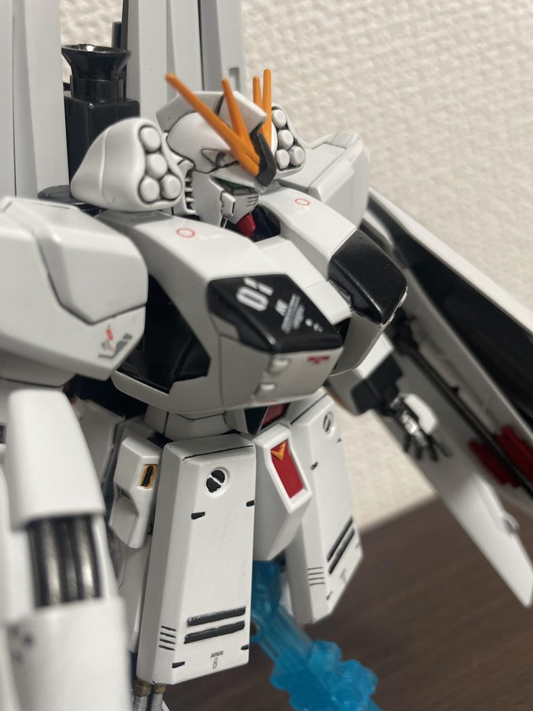 今回のお気に入りは胸部のカラーリングの変更とデカール、シールドのデカールになります。