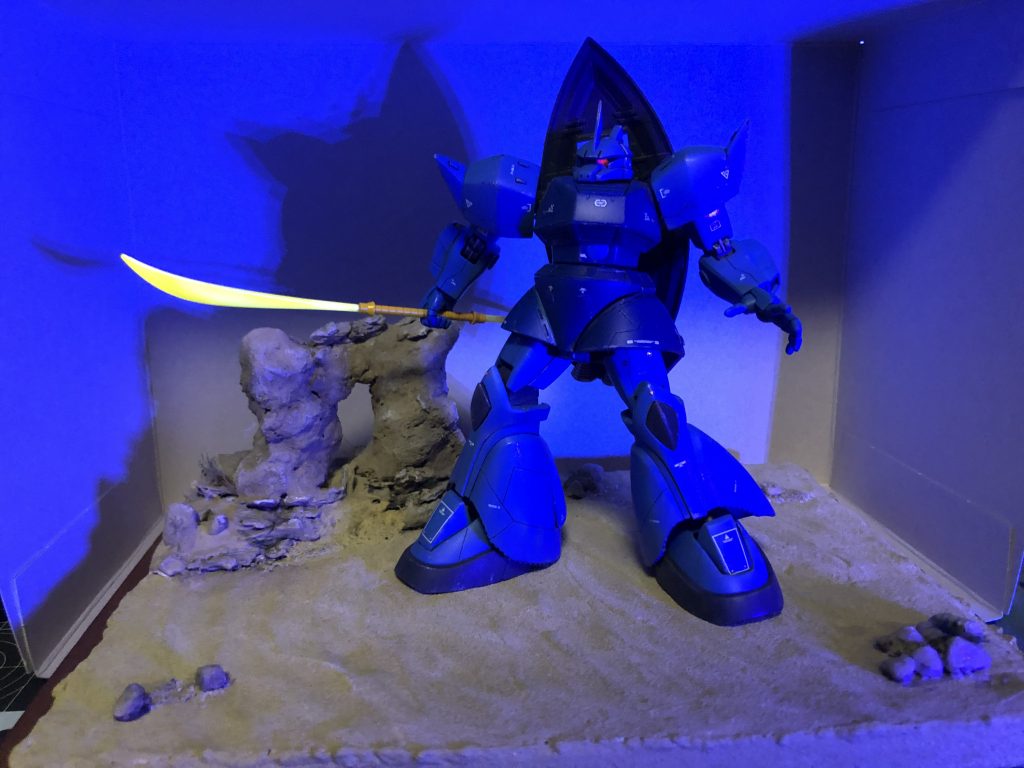 モノアイとナギナタの刃は蛍光塗料で塗ったので、ブラックライトで発光します