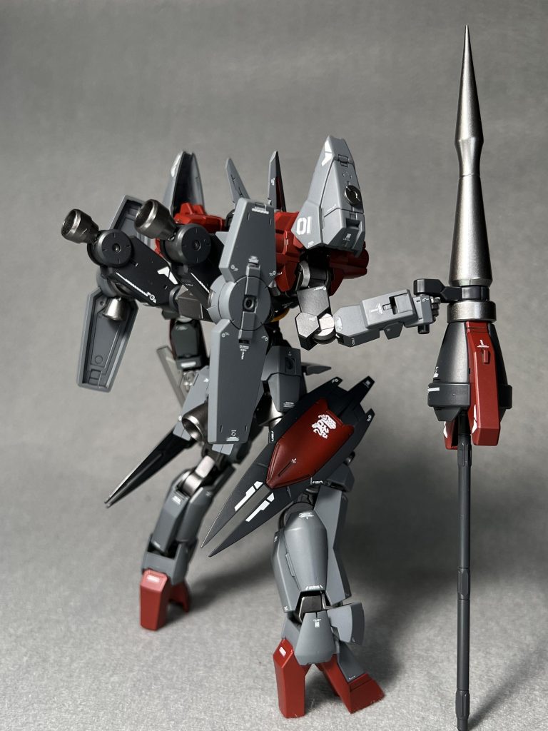 背面のバックパックはシュヴァルべグレイズと通常機の組み合わせで強化された機動力を表現しました。ちなみに、全体的なカラーリングは「アズールレーン」の鉄血陣営をモチーフにしています。