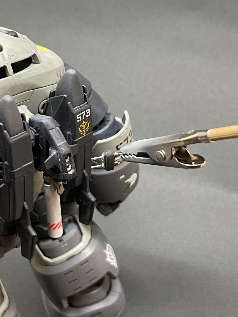 バックパックを変更し、機動力を高めました。モノアイの点灯はスイッチを設けずに、センサーを交換する事でON/OFF切り替える仕様にしました。