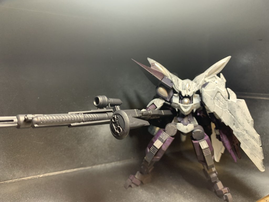 塗装はアクリジョンとアクリルガッシュと4アーティストマーカーなどで筆塗り全塗装です。カラーは少し元の色寄りで紫を濃いめに塗りました。