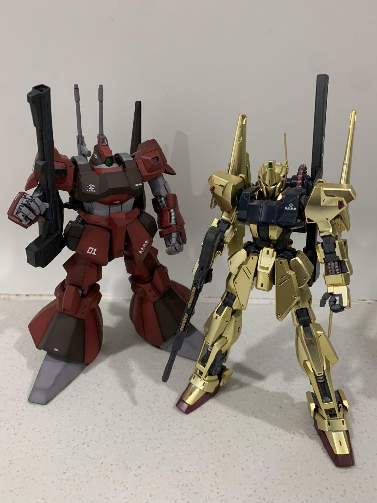 新旧クワトロ機。金色と比べると重厚感がありますね。ご閲覧ありがとうございました。