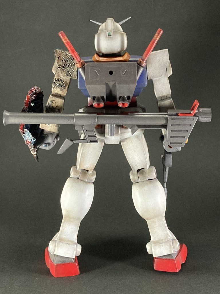 背面②ふくらはぎはエポパテを盛りボリュームアップ。上腕もボリュームアップ。各関節は位置を決めてから固定し、力強そうな素立ちを目指しました💪ハンドパーツはパテ盛り削りで形状を作りました✋