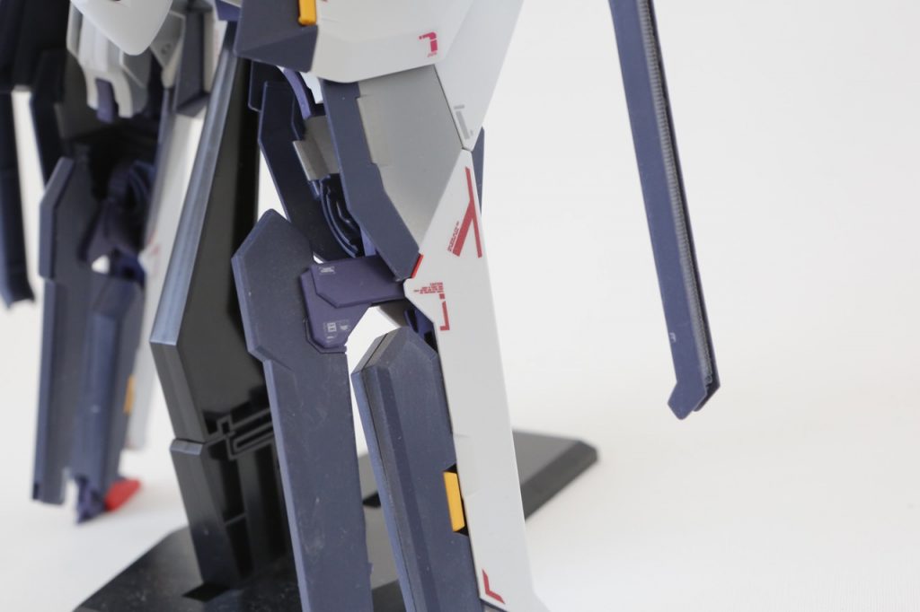 各種赤いラインはPGUガンダムから。こちらも純正じゃないかというハマりっぷり。