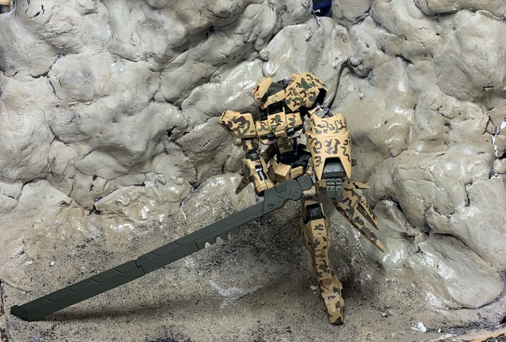 鉄血の世界観に見合ったかどうかはわかりませんがうちにある粘土と段ボールで作ったセットで撮影しました