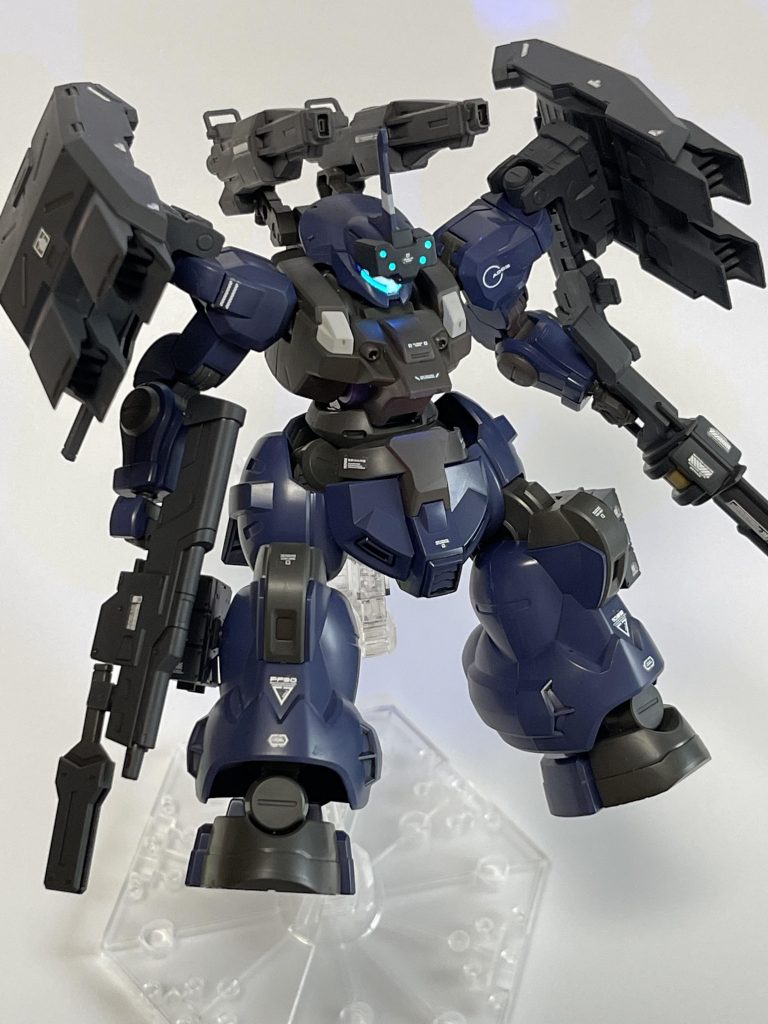 バックブーストで離脱!ペイル社のMSがよく使うマニューバーですね。シールドブースターの可動が思ったより表情を出してくれてよきです