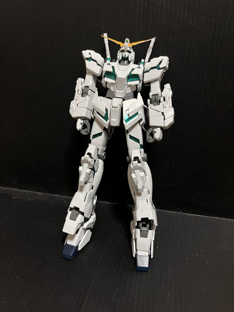 赤く塗って、黄色のサイコフレームにしました。