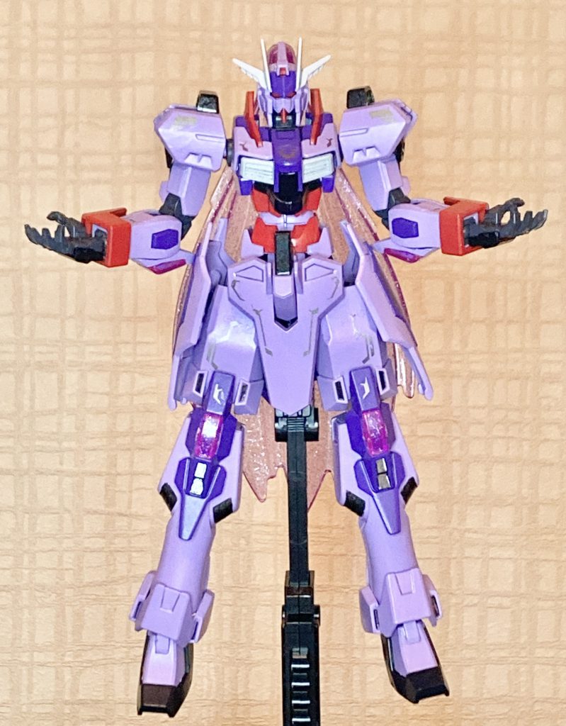 「肘を脇腹につけて、手のひらを上に向けて、背筋を伸ばし……」『はいッ、支配者のポーズ!』するがモンキーのオーディオキャラコメンタリーでの迷言?より。エンディングシーンで背景にいるひたぎがこんなポーズをしてるのを見て、まるで支配者がやっていそうな感じだからと命名されました。カテドラルガンダムでもこのポーズをやってたイラストがありましたが、初出しされる何年も前に化物語のアニメ化がされてるから、ある意味元祖支配者のポーズ。その後マッキーが映えってたり、エラン君がパーメットスコアレベル上げた場面でも使われてますねw