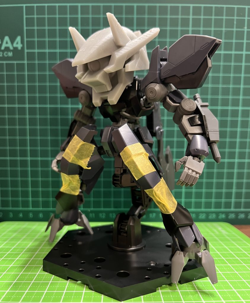 太腿を除去しましたが印象的な足装甲は短縮化して残すことにしました