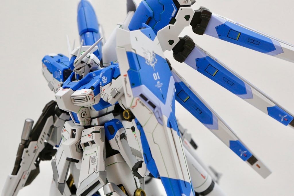 関節を黒鉄色、シルバー部分は黒立ち上げのスーパージュラルミン、黄色部分はさらにクリアイエロー(全てMr.カラー)。他は成形色。デカールはUVで光る社外品。最後に全体につや消しを吹いて仕上げ…したところ、関節がもともとキツめだったためか、左肩が固着。よってポーズはほぼ固定。無念…。