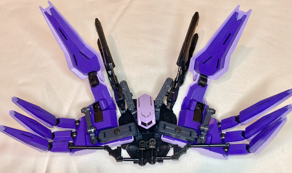 ひっくり返すとやっぱり蟹です🦀シザーズアームソードの柄は、脚の基部が後ろ側に動かないようにするストッパー代わりににもなります。これ程まで無駄なパーツが出ずに各種変形をするガンプラを作ったのは初めてで、メイジンみたく我ながら自画自賛してしまった!