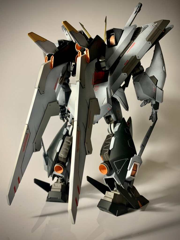 斜め後ろから。2枚の巨大なスタビライザーが目を引きます。塗り分けもめちゃくちゃ時間がかかりましたが各所ワンポイントのカラーが効いていますね。しかし、ファンネルミサイルやミサイルが目立たない…全部塗り分けしたんですけどね…