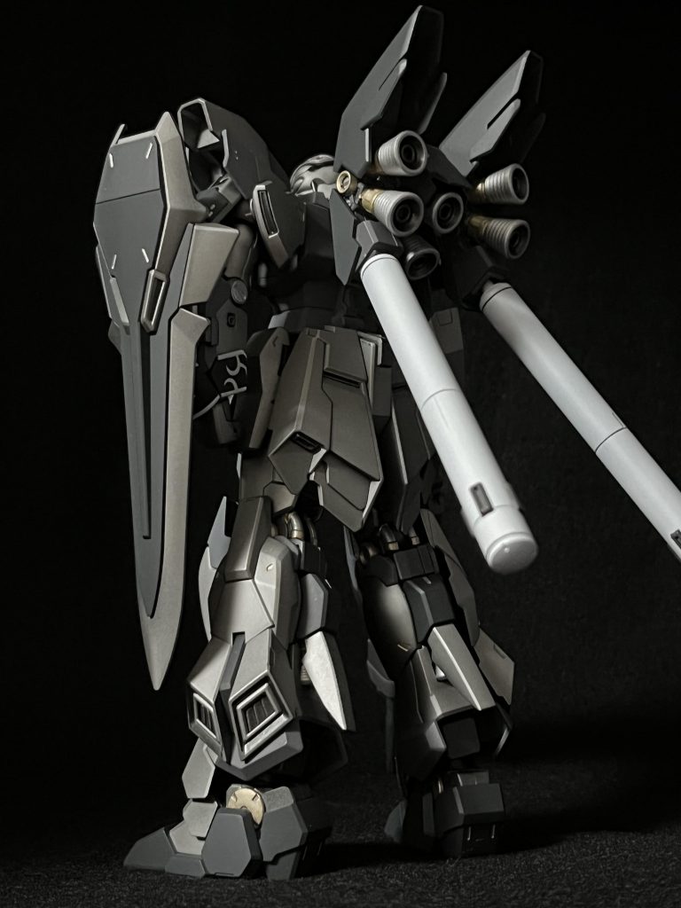 斜め後ろ②袖付きなのに盾に紋章が無いのは違和感あります…。出来れば、付属シールは避けたい。切り抜き型を作って塗装かなぁ。良さげなデカールを見つけたら、後々貼っていきたいとも。