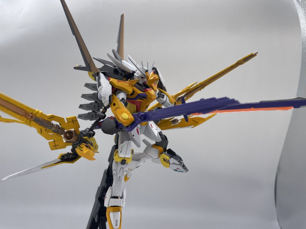 射撃ポーズ、腰に位置を変更したホルダーからビーム砲を発射、上下逆のデザインも新鮮だと思っています