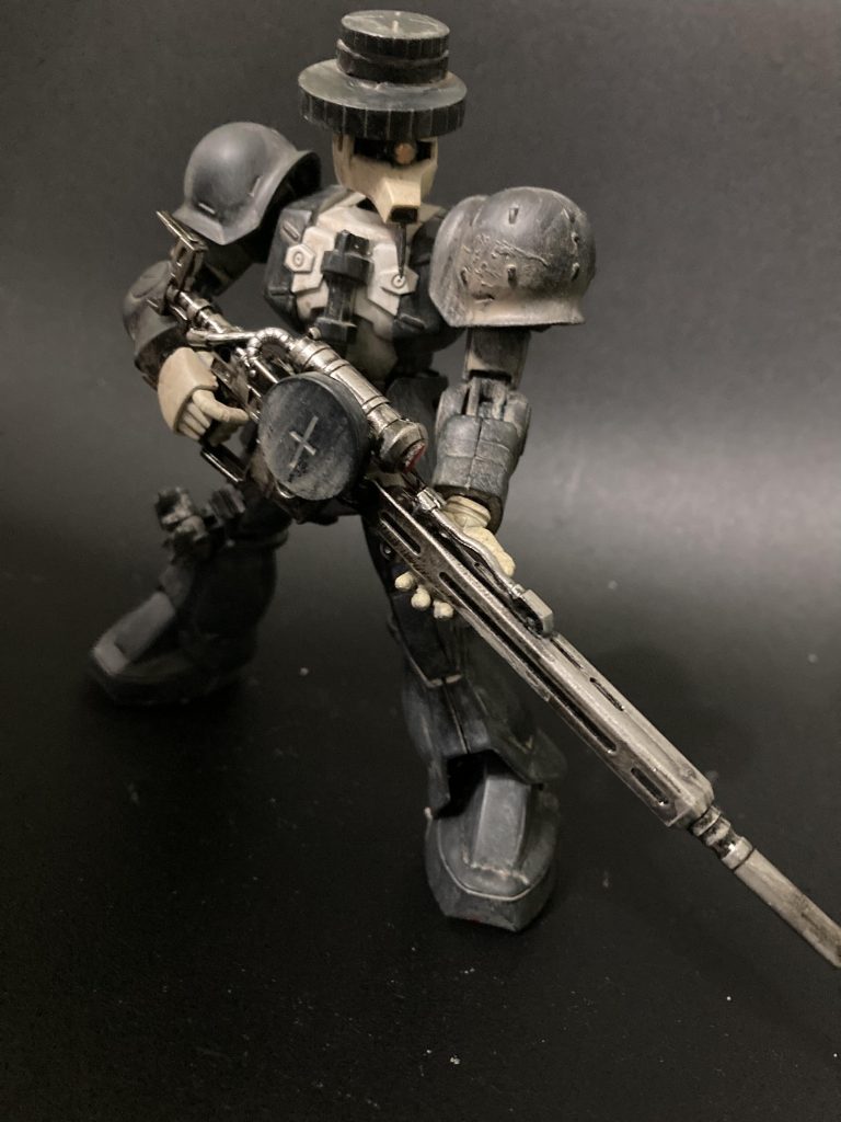 トレードマークのボルサリーノ帽は、過去製作で使わなかったザクマシンガンのドラム弾倉^ ^