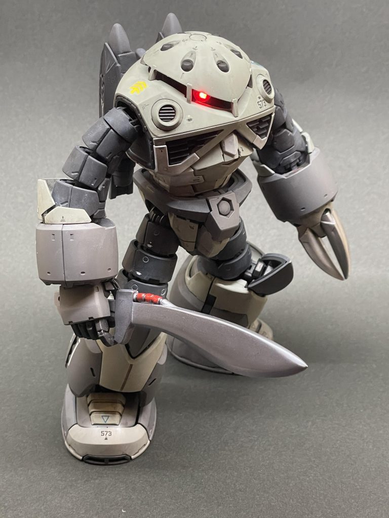 ズゴックの雰囲気に合わせ、アップスケールのハンドを取り付け、ヒートナイフも大型の物を自作しました。