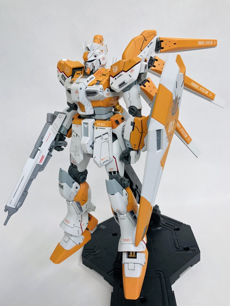 何かの作例を見た影響でオレンジに塗装したかったんだと思います。つま先の形状が好みではなかったので、初めてパテを使ってカタチをいじったと思います。今見るとイマイチですね、、、もう少し短くすればよかったです。