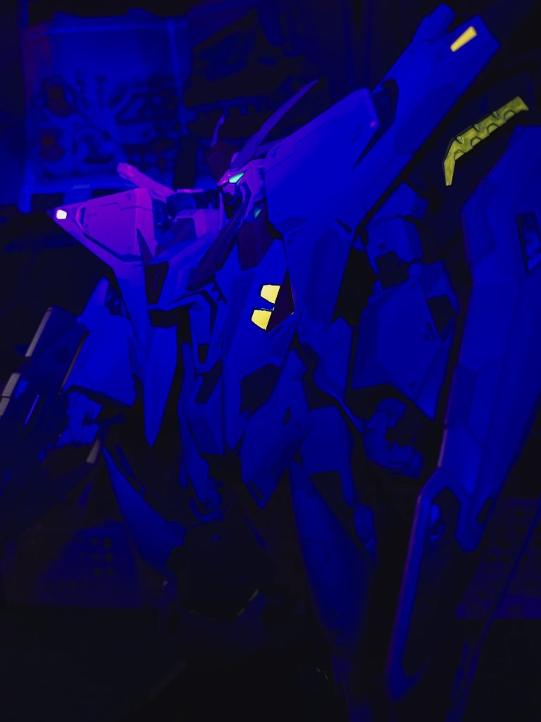 オレンジ部とカメラ等のグリーンは蛍光塗料で塗装しました。劇中の夜明け前のペーネロペーとの戦闘シーンを一時停止してはどこが光ってるのか観察してました。結論としては、Ξよりペネロペの方が全然光ってた笑　これは旧型のペネロペの方が余剰出力が光というロスとなって表面に出てしまっていると解釈しました。