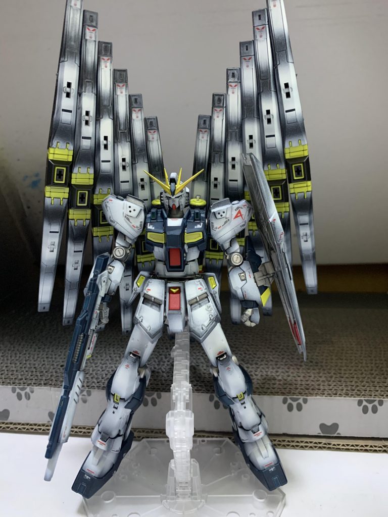 胴1mmプラ板肩、足はHGνガンダムから移植(RGは小さいので)