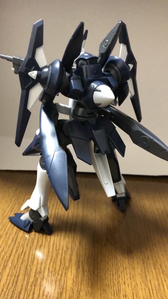 背中です。GNドライブ等小さいながら再現されてます。グレー部分塗装しました。