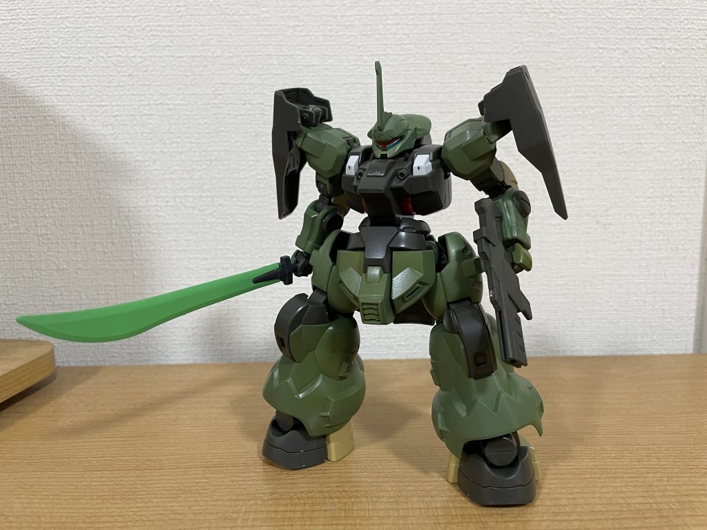 隊長機ということで肩のシールドは両方に装備しました。武装は、、、ビームソードトーチと自分は呼んでます。リバイブのグフ買ったら2本も入っていたので1本拝借しました。