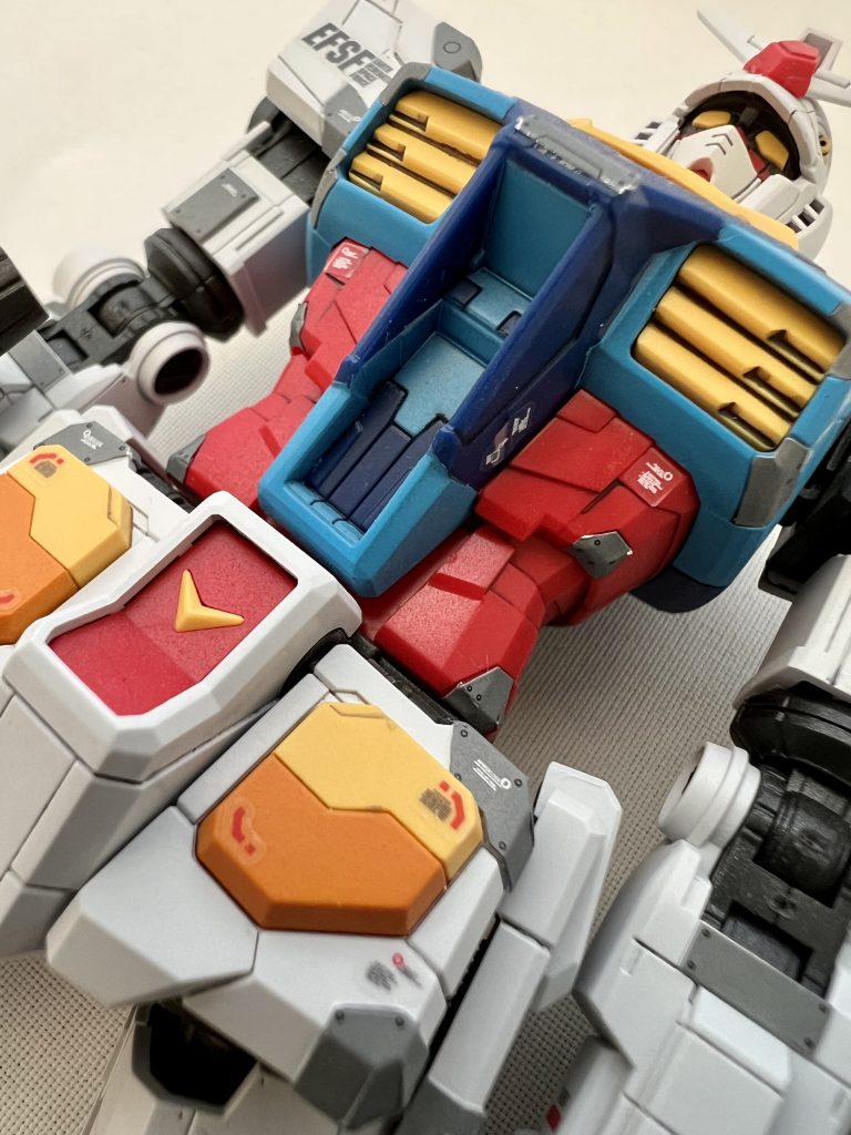 今回のテーマの塗り分け部分。スカイブルーはクレオスのRX78ブルー ver.アニメカラー、オレンジは同イエローにブラウンを少し足して。エアータッチでも綺麗に色分けできて満足。缶スプレーよりはるかに粒子が細かく、かなり使える印象でした。赤はあまり目立たない気がしたので塗り分け省略。