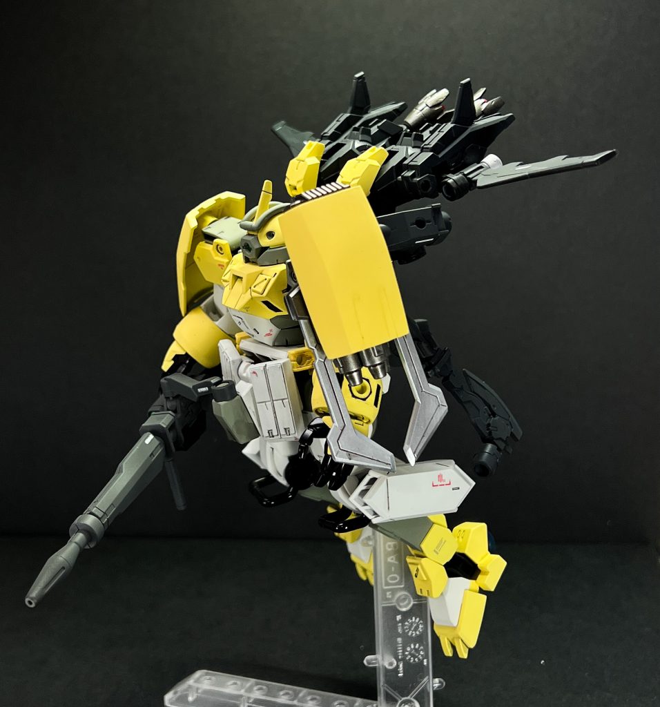 肩のパーツを左右入れ替えて、左側にシールド付きの武装を装備。