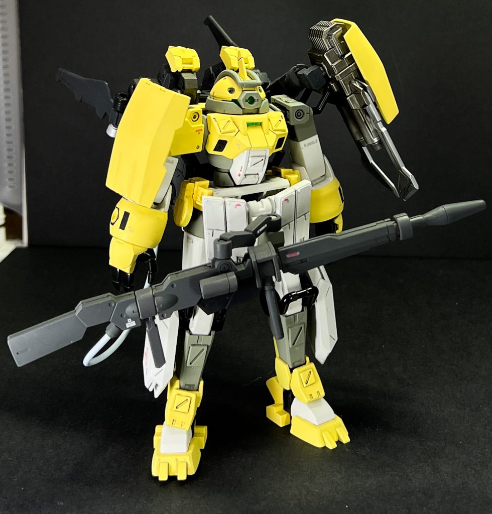 重心が後ろによっていますが、なんとか立たせることもできます。前部スカートアーマー、サイドアーマーも増強。30MMやビルダーズパーツです。脚部のスラスターは、メイレスレイキ改のものを取り付けました。