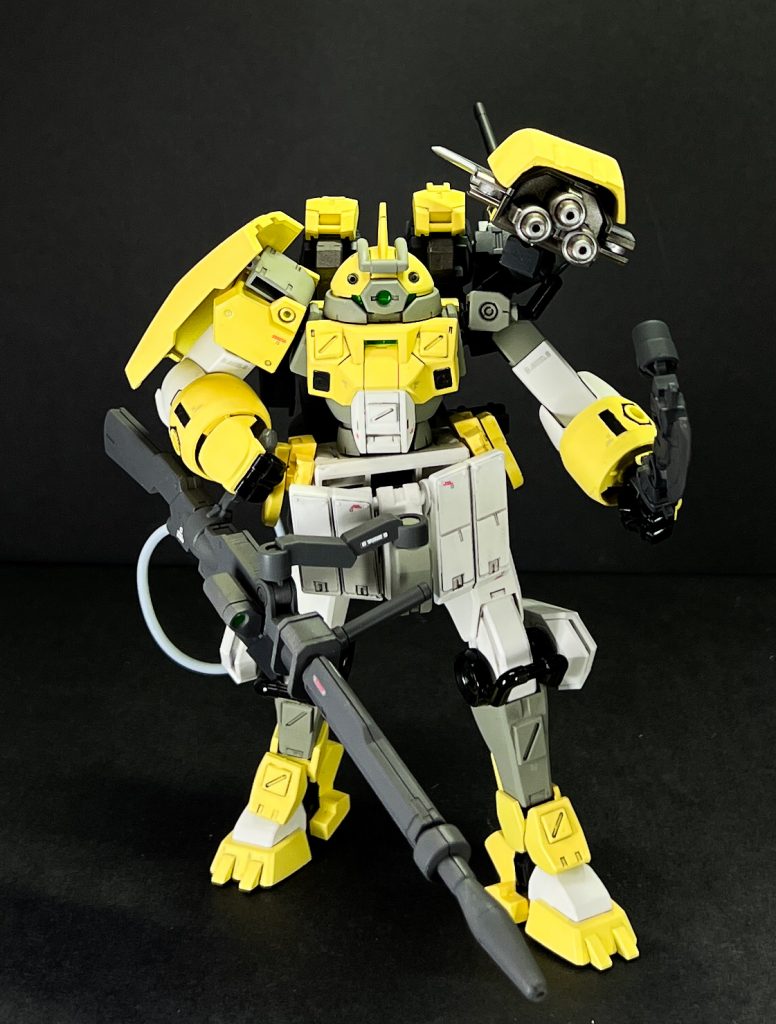 主な塗装は、以下の通り。黄色:NAZCAイエローサフ白:グランプリホワイトライフル、バックパック:ブラックグレーフライトユニット:ティターンズカラー2脛や肩の部分などの緑:ダークシーグレー黒:ウイノーブラック+ブラックグレー一度、EXクリアを吹いてから、墨入れ+デカールを施し、その後、発売されたばかりの水性塗料プレミアムトップコートUVカットスムースクリアーを吹いています。