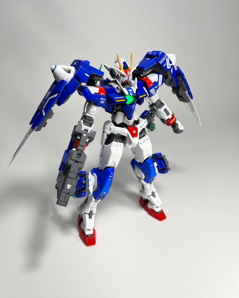 頭はクアンタにダブルオーの角を上半身はほぼダブルオーですが、胸周辺にクアンタを使用しています。腰にクアンタ、脚はエクシアを使用。武装はダブルオーセブンスソードから。