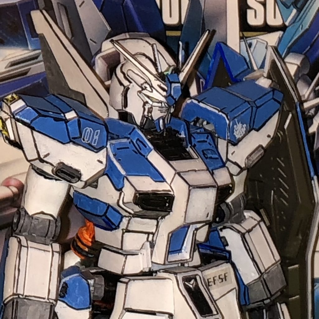 頭部は、トサカの後部をHGから移植、後頭部、頬のインテーク形状をhi-νに寄せるため彫刻刀やカッターで整形しました。ツノは内側の2本角と5角形をHGから、顎のパーツもHGから。ここはそのままでもよかったかもしれません。