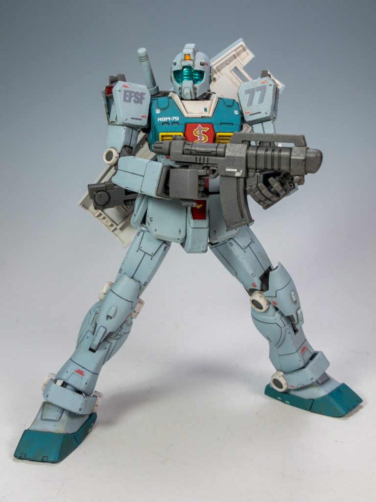 ビーム・スプレーガンで。劇中では装備していませんでしたが、スプレーガンも付属しています。